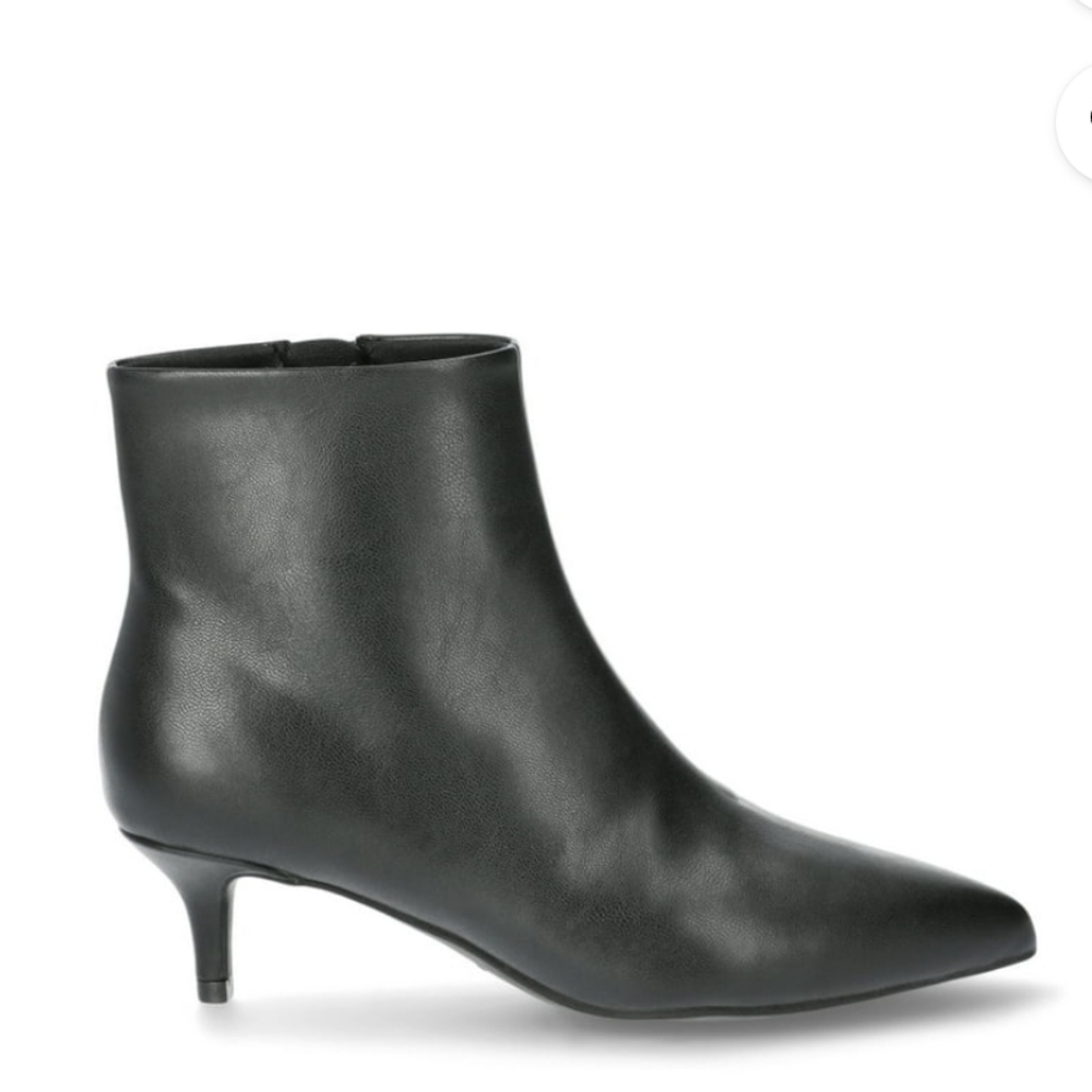 Scoop NYC Black Heeled Boots Sleek Design